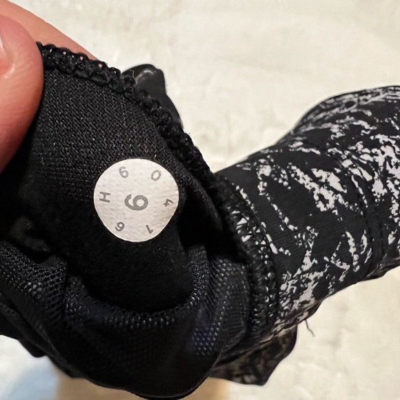 Lululemon 🍋 Both Ways Bra - Iced Wave white/black Size 6 - Picture 10 of 10